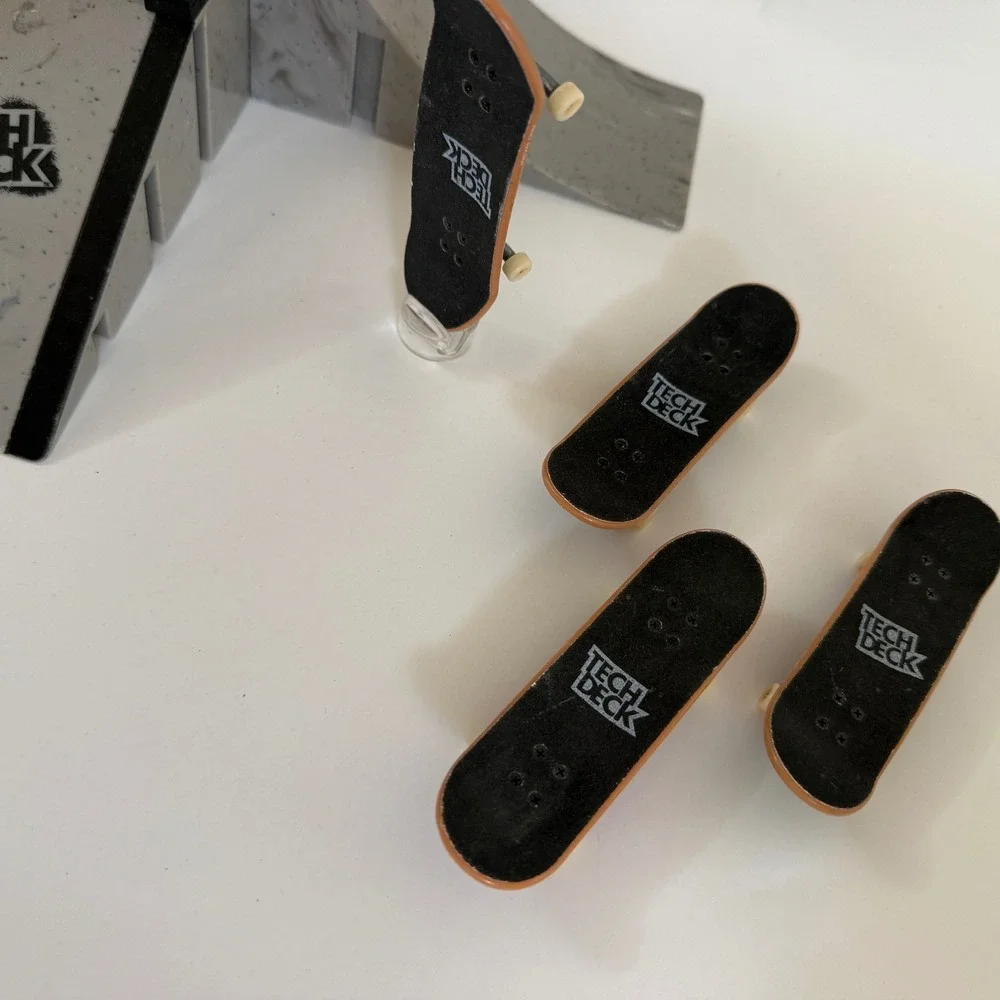 Tech Deck Fingerboard Skatepark Ramp Set + 4 Skateboards Spin Master 2009